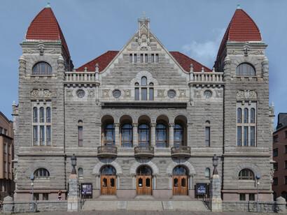 Teatro Nacional de Finlandia, situado en la Plaza de la Estación Central, en el corazón de Helsinki, Finlandia. El edificio se fundó en los años 1860 y es el teatro más antiguo en lengua finlandesa