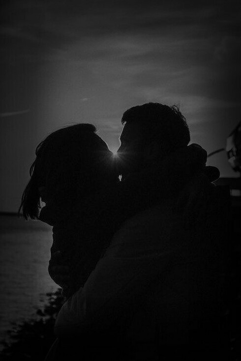 Bacio tra innamorati. L’amore che ho provato rimane un’ispirazione per i miei racconti e obiettivi di vita. Sono grata di avere una seconda casa e di tutto l’amore che ci ho trovato