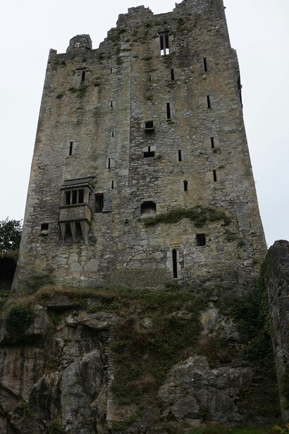 Viver em uma Camphill permite explorar uma nova cultura, praticar inglês e desenvolver habilidades práticas em um ambiente acolhedor. Ruínas Medievais na Irlanda do Norte