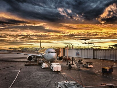 Un avión conectado al finger de un aeropuerto