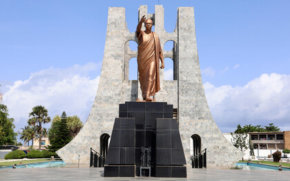Statue de Kwame Nkrumah à Accra. Considéré comme l'un des principaux architectes du panafricanisme moderne, le premier président du Ghana demeure une référence dans les réflexions sur l'indépendance politique, l'unité nationale et l'autodétermination africaine