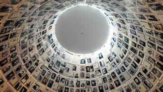 Yad Vashem, il cono di fotografie delle vittime dell'Olocausto