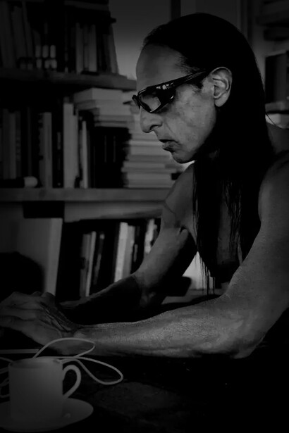 La sua carriera è stata caratterizzata da un costante desiderio di innovazione, che lo ha portato a essere riconosciuto come uno dei designer più influenti della moda contemporanea.