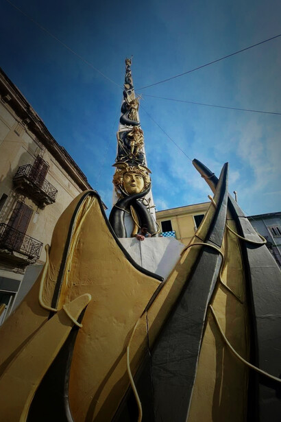 Nola, Campania, Italia. Dalla seconda metà del millennio scorso i Gigli hanno cominciato a prendere sempre più le sembianze dei giganti di legno che vediamo ora