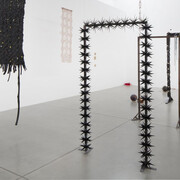 ektor garcia, En la boca del lobo, vista de exhibición. Cortesía de la Galerie Nordenhake