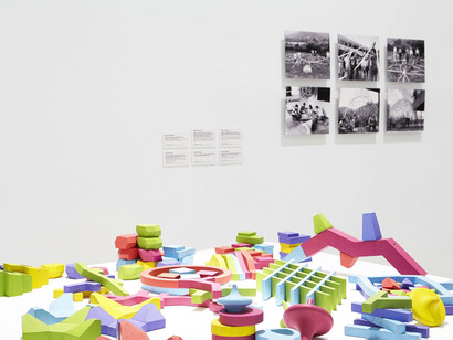 Playgrounds. Reinventar la plaza, 2014, comisariada por Tamara Díaz Bringas para el Museo Reina Sofía, España