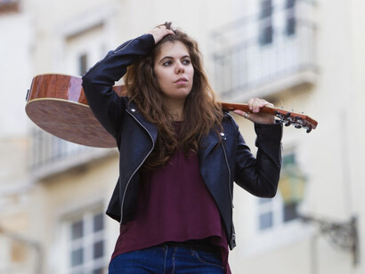 A los ojos del pueblo, Carasuela era útil. Siempre sabía a quién acudir, qué trámite frenar, qué permiso retrasar. Se ofrecía a “coordinar”, a “supervisar”, a “evitar conflictos”