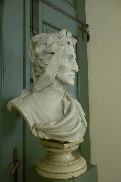 Busto del poeta Dante Alighieri en la biblioteca pública de Trento, Italia 