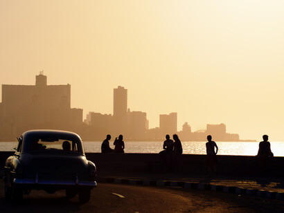 Antiguo coche americano en el Malecón de la Habana
