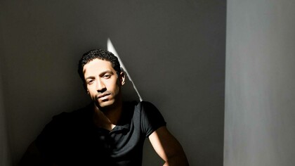 Philippe Kratz, già solista della Compagnia Aterballetto, lavora con numerosi artisti internazionali prima di decidere di approfondire la sua ricerca personale nella coreografia