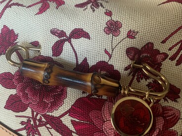 Dettaglio della borsa con manico in bambù, dettagli in palle e stampa "Flora" su cotone, versione monocolore, di Frida Giannini. Foto di Raffaella Cesareo