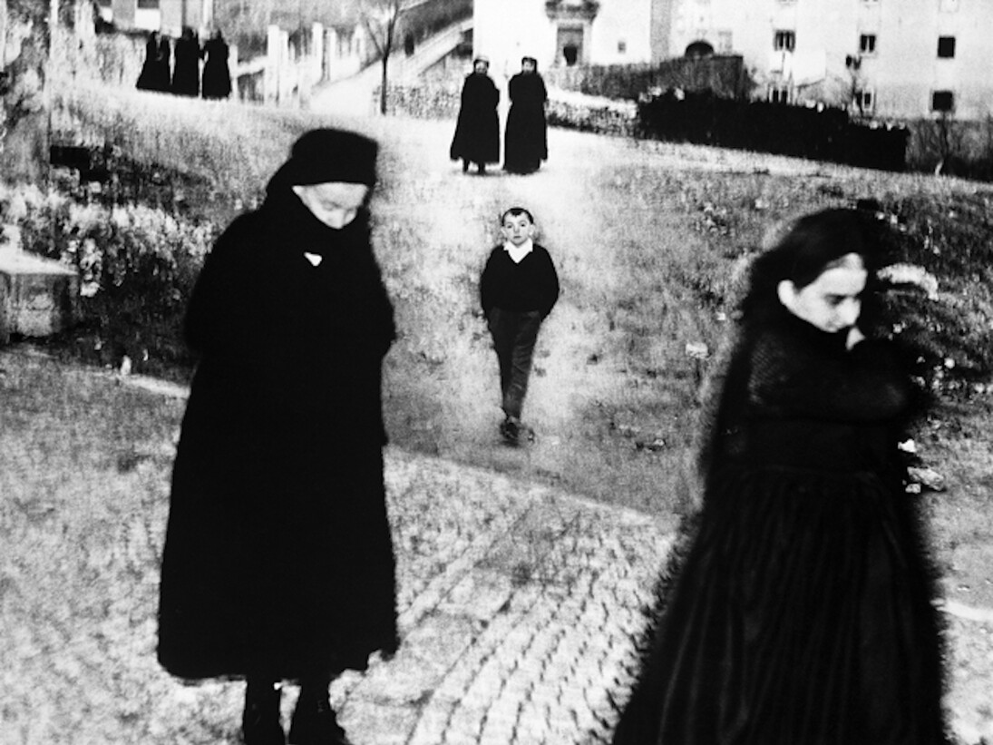 Mario Giacomelli, Dalla serie Scanno, 1957-59 © Eredi Mario Giacomelli