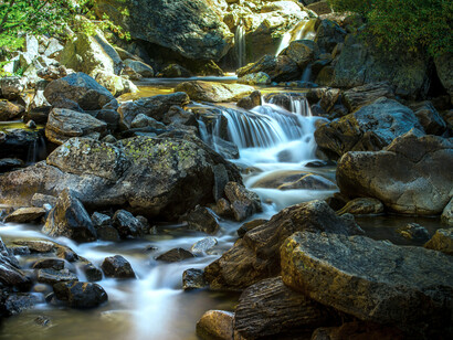 Agua que fluye de una cascada