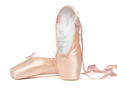 A los bailarines (hombres y mujeres) jóvenes les está restringido el uso de zapatillas de ballet hasta que se osifiquen sus huesos y sus músculos sean suficientemente fuertes para poder bailar en punta