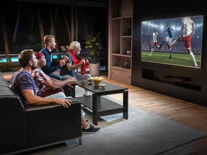 Grupo de amigos mirando el fútbol en la televisión