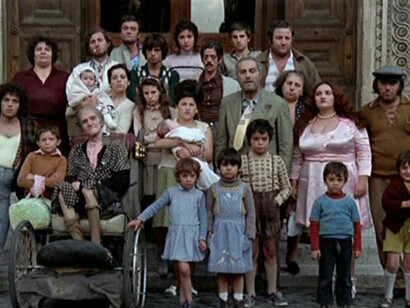 Scena del film "Brutti, sporchi e cattivi"
