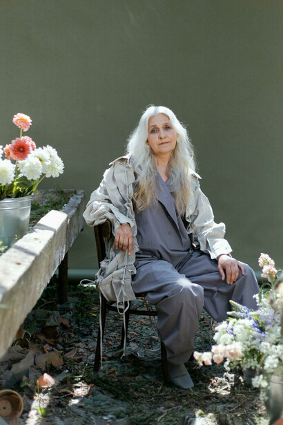 ¿Será verdad que hay algo más allá de la muerte?, se pregunta la señora muerta de curiosidad, aunque procura pensar en otra cosa para no morir antes de tiempo