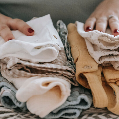 Roupas dobradas, passadas e prontas para ser colocadas nas gavetas 