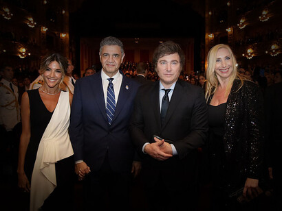 Los hermanos Milei durante la Gala presidencial en el Teatro Colón, diciembre de 2024, Buenos Aires, Argentina