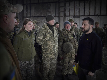 Volodímir Zelenski, presidente de Ucrania, junto a miembros del ejército ucraniano

