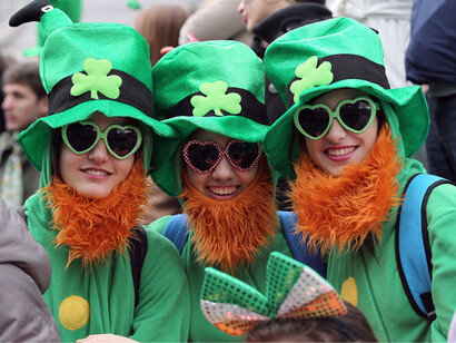 Three girls, enjoying Saint Patrick´s