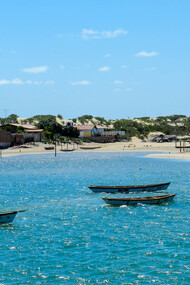 Mar e barcos flutuando nas águas de Galinhos, Rio Grande do Norte, Brasil