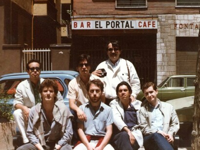 Antonio Arévalo, Mauricio Electorat, Radomiro Spotorno, un poeta argentino, Cristóbal Santa Cruz, Felipe Tupper y Andrés Morales nel "I Encuentro de Jóvenes Creadores en Literatura", Madrid, 1985