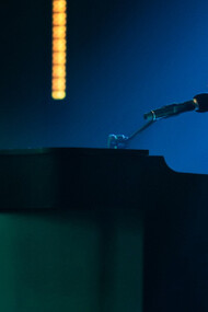 Aldana Argüelles, joven uruguaya de 25 años, combina su pasión por la música con su formación como trabajadora social, mostrando una fuerza y sensibilidad admirables