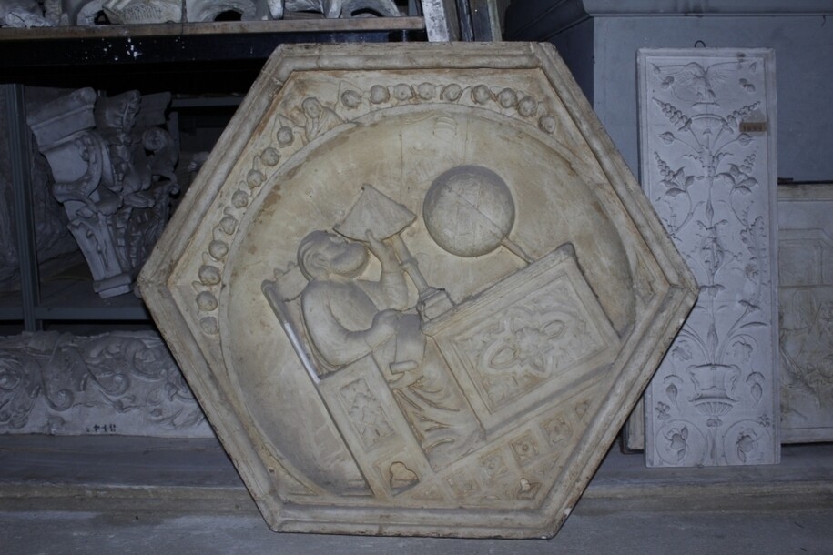 Gionitus
Collaboratore di Andrea Pisano, Gionitus
inventore dell'Astronomia, CALCO
formella del Campanile di Giotto di
Firenze (1334-1336).
Liceo Artistico Statale di Porta Romana di
Firenze e Sesto Fiorentino.
