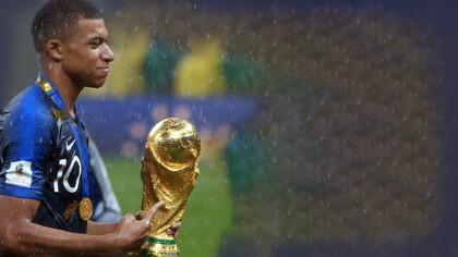 Kylian Mbappé tiene in mano il trofeo della Coppa del Mondo FIFA dopo la partita finale del torneo il 15 luglio 2018