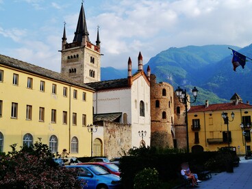 Cattedrale di San Giusto annessa alla porta romana "Porta Savoia", Susa, Italia, vista dalla piazza principale