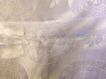 Le sete di San Leucio divennero famose per pregio, resistenza e raffinatezza dei disegni. Esempio di tessuto damascato in seta