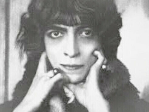 Luisa, marchesa Casati Stampa di Soncino, è stata una musa e mecenate italiana che ha ispirato molti poeti e artisti in Europa all'inizio del XX secolo
