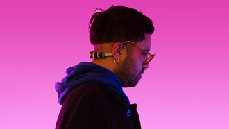 El primer artista cyborg chileno, Esteban Celis, nos comparte su opinión y experiencia sobre el biohacking y el transhumanismo. Fotografía de Macarennea