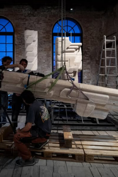 L’opera esprime una logica federata di supporto, dove le forze si condividono in modo collaborativo. Questo equilibrio "al contrario" garantisce stabilità strutturale attraverso una distribuzione interna dei pesi, invece che per simmetria esterna. Ph Lloyd Lee