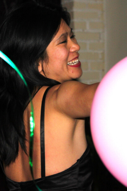 Jeune femme entraînée dans la danse. Il se met à valser de plus en plus près de la jeune femme et tente de l’entraîner dans la danse © Kim Chi Pho