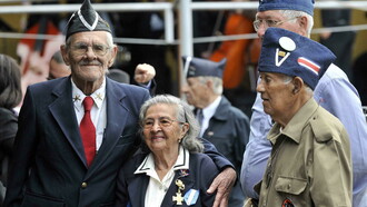 Excombatientes celebrando el acto del 1 de diciembre en 2011