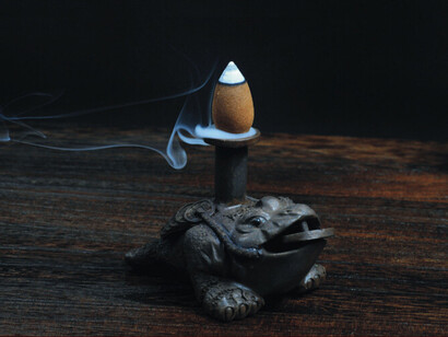 Cono di incenso nel bruciatore