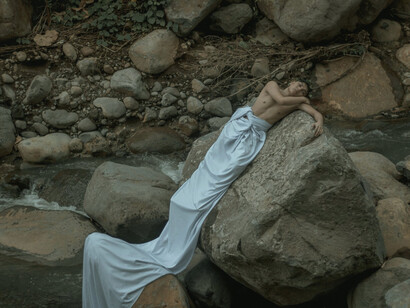 Una persona si bagna in un lago per trovare un po di pace 