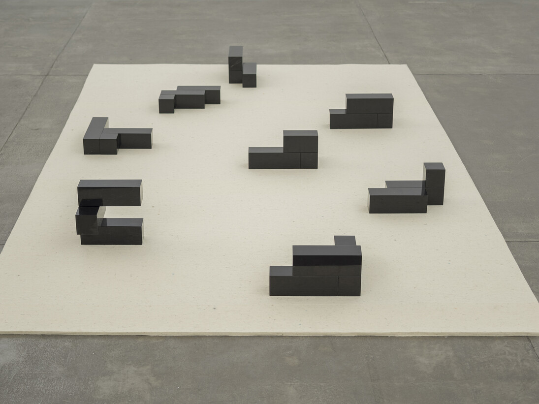 José Damasceno, Sobre o Objeto de 8º Grau, 2013, Obsidiana e feltro, 2 peças de feltro, 183 x 300 cm (cada), 25 peças de obsidiana, 30 x 30cm (cada). Fotografia Eduardo Ortega. Cortesia Galeria Fortes Vilaça, Vista da exposição em Galeria Fortes Vilaça, São Paulo, 2013