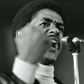 Ruth-Marion Baruch y Pirkle Jones. Bobby Seale hablando con el puño en alto, 1968. Pirkle Jones Foundation.