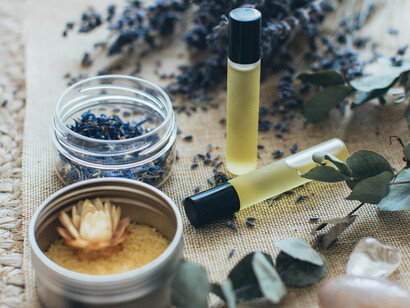 Descubra os benefícios da terapia holística com cristais, aromas e elementos naturais. Uma abordagem integrativa para promover saúde física, mental e emocional