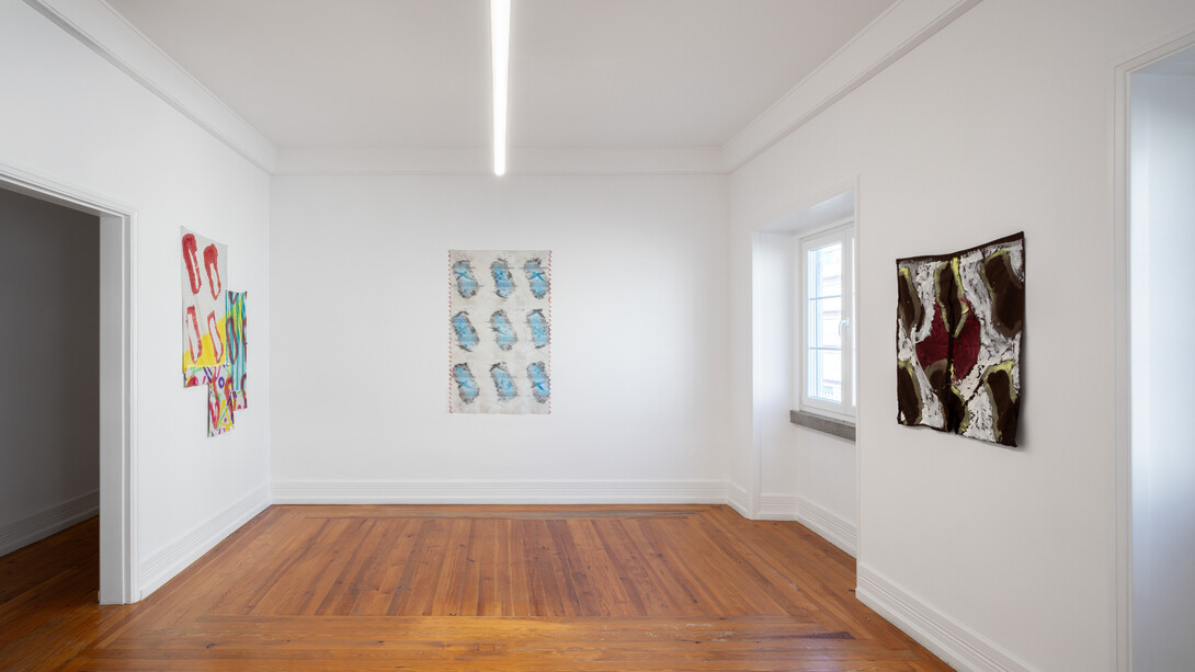 Claude Viallat, Peintures, vista da exposição. Cortesia da Document Gallery