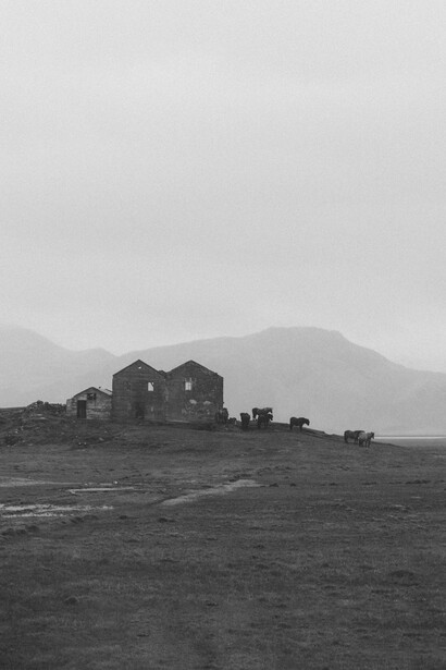 Una casa lúgubre bajo el cielo gris. La literatura gótica cuenta con ambientes que están arraigados en el pozo sin fin del temor humano