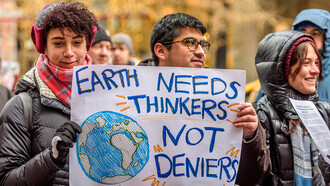 Jóvenes exigen un alto a los negacionistas del cambio climático por el bienestar del planeta