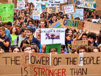 Il grido di protesta dei giovani