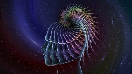 Volto umano in un moto vorticoso nell'universo. La spirale della galassia, un milione di anni è una spirale un po' diversa, ma è sempre una spirale, è una forma di autopoiesi, cioè ci sono sistemi fisici che sono stabili, instabili, o che sono metastabili, cioè sono al bordo tra stabili e instabili, possono ritornare ad essere stabili, oppure diventare caotici, fuori dall'equilibrio, non più prevedibile
