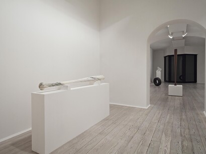 In primo piano sulla sinistra BAT, 2015 | Marmo bianco White marble cm 158 x Ø 12,5, in fondo al centro BAT, 2015 | Quarzite rossa Red quartzite cm 155 x Ø 12,5, courtesy Galleria Poggiali e Forconi