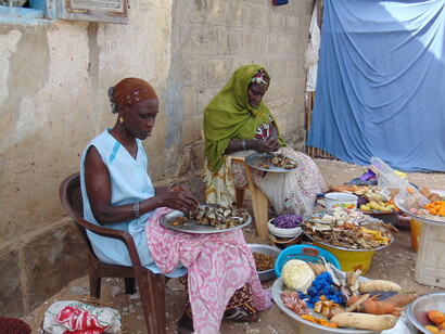 Mujeres limpiando ostras y almejas en la isla de Niodior, Senegal