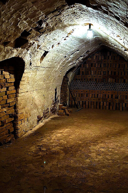 Stadt: Västervik, Dorf: Almvik, in Schweden. Gang eines Hoffmannschen Ringofens; Siehe hinten die aufgestapelten Ziegelsteine